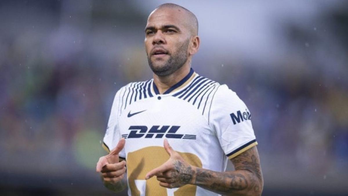 PUMAS: Dani Alves recibe espectacular regalo de una aficionada (VIDEO)