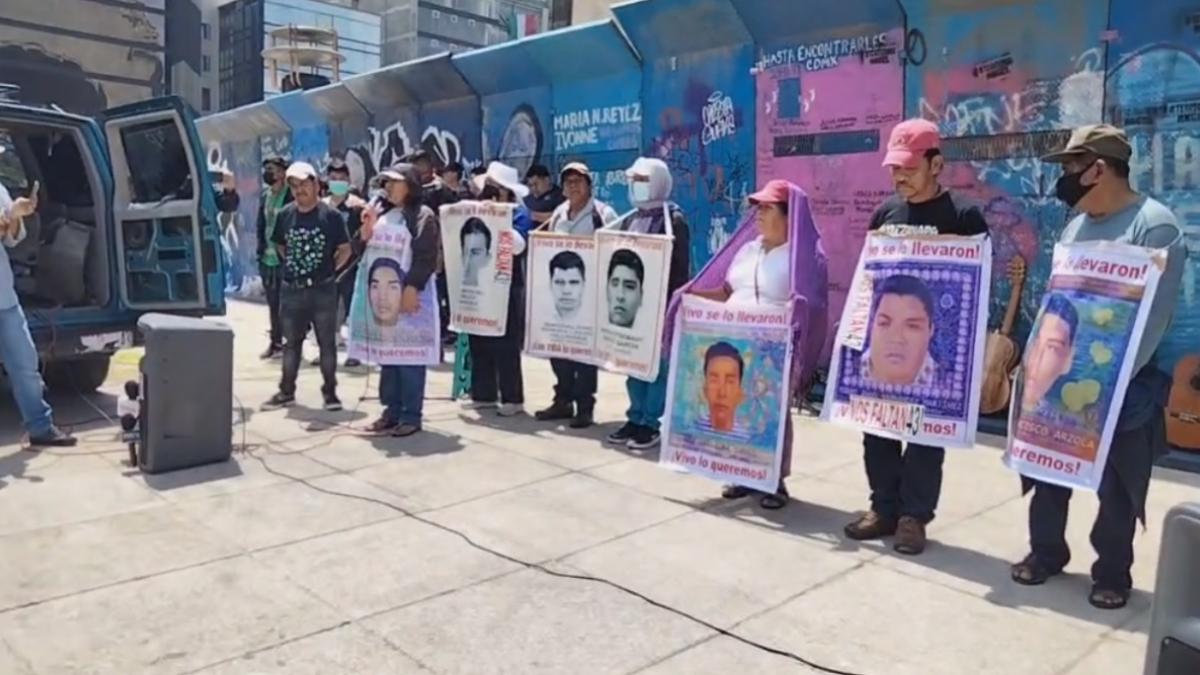 Ayotzinapa: Familiares de 43 normalistas protestan nuevamente en el Monumento a la Revolución