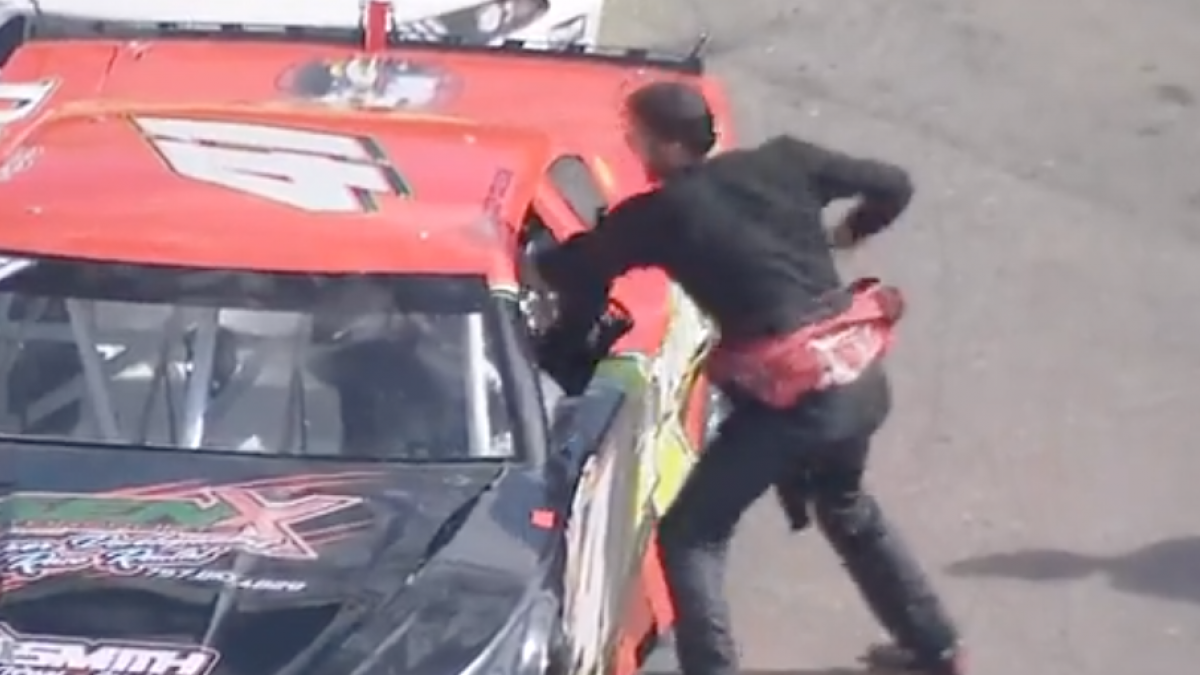 NASCAR: ¡Explota! Piloto pierde la cabeza y agrede a un rival que lo chocó (VIDEO)