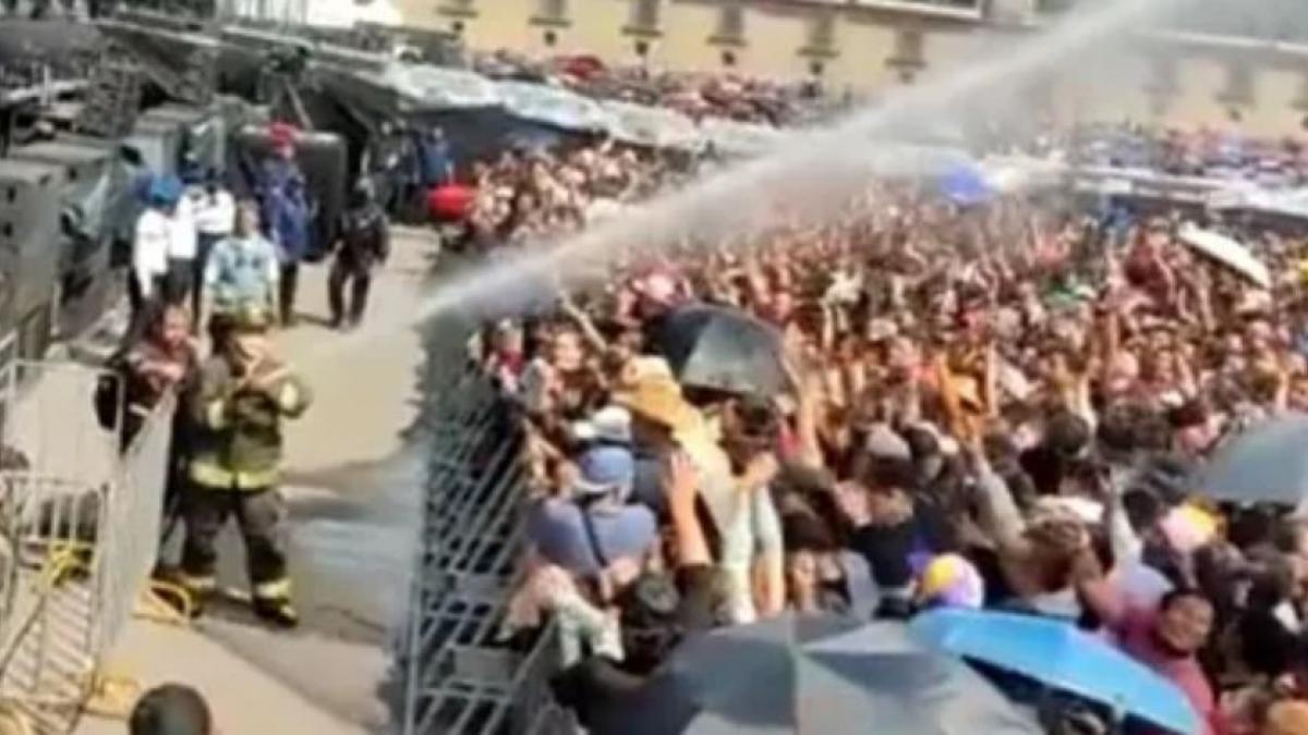 Bomberos rocían agua a asistentes del concierto de Grupo Firme en el Zócalo ante altas temperaturas