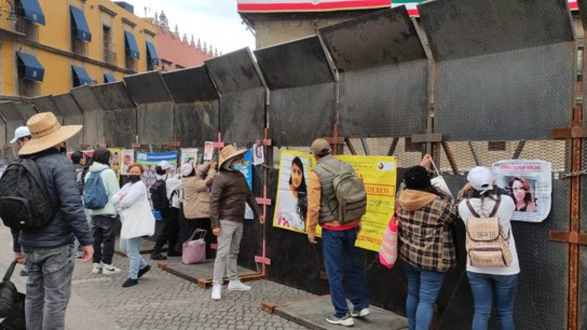 Protegen con vallas Palacio Nacional por marcha del 8vo. aniversario de Ayotzinapa