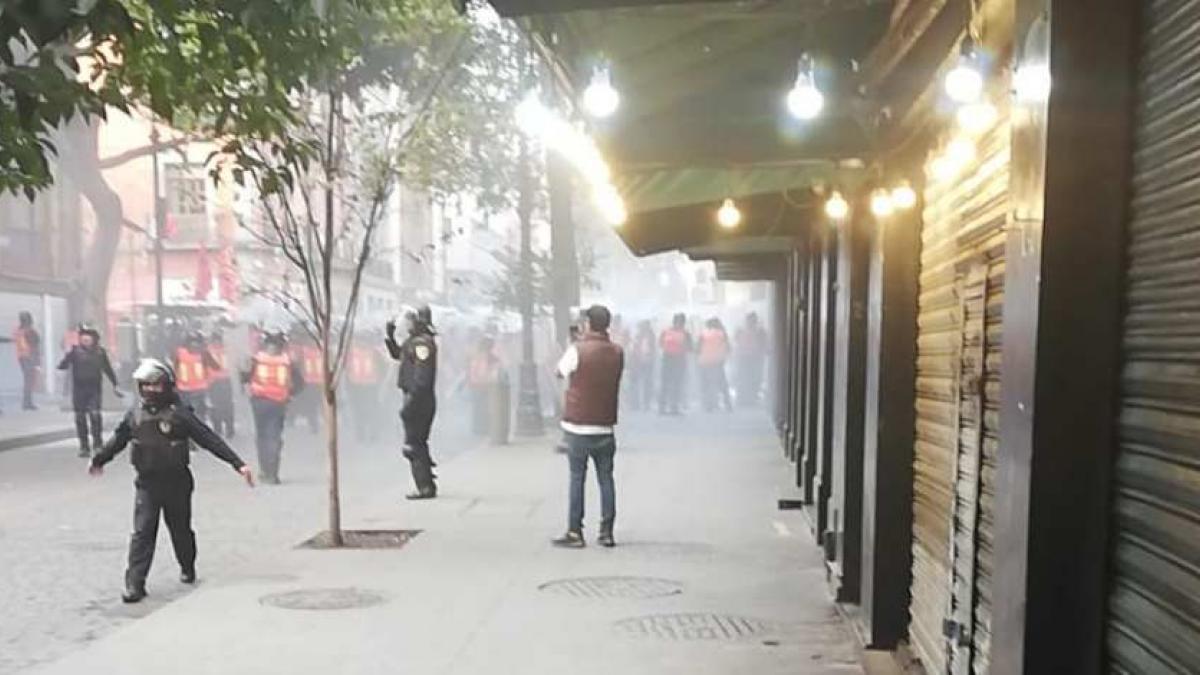 Encapuchados y policías se enfrentan durante marcha por caso Ayotzinapa