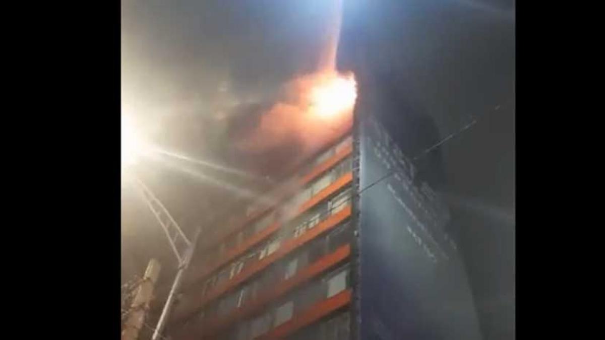 Bomberos combaten incendio en edificio de la colonia Roma; evacuan a 150 personas (VIDEO)