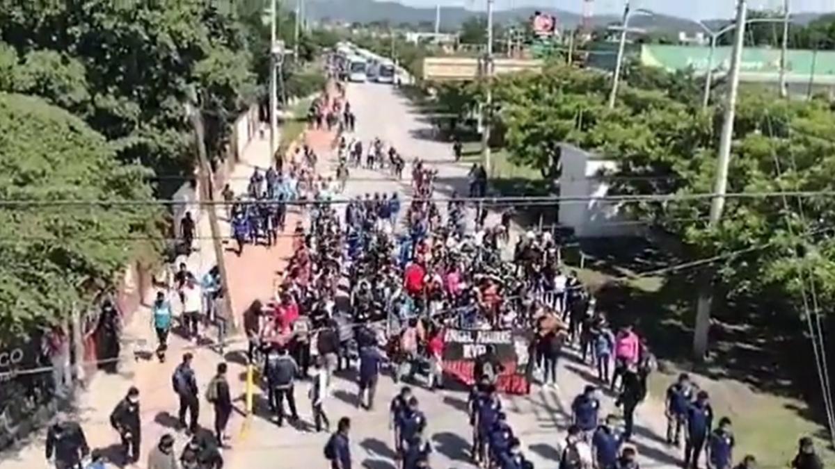 Protestan en Iguala padres de los 43 normalistas de Ayotzinapa