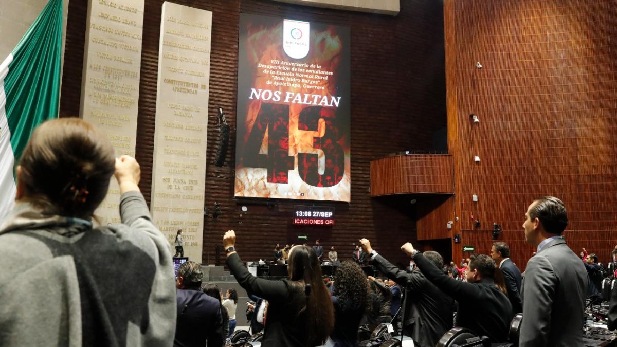 Diputados rinden homenaje a los 43 normalistas desaparecidos de Ayotzinapa