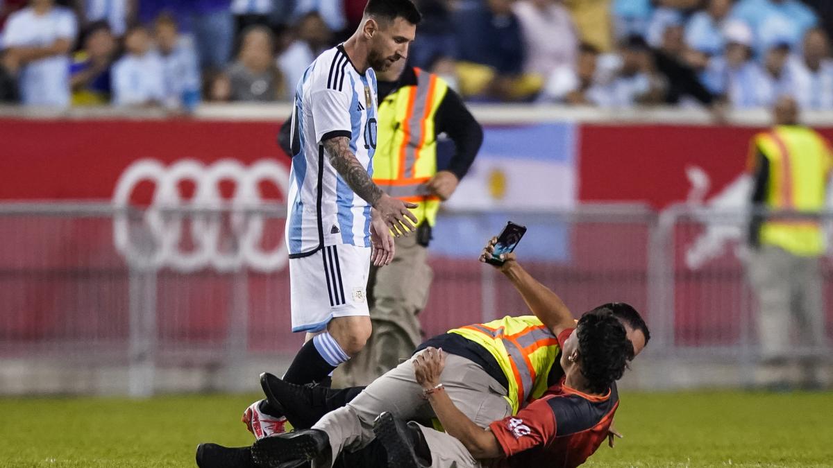 VIDEO: Lionel Messi hace doblete, aficionados invaden la cancha para abrazarlo y Argentina se ilusiona de cara a Qatar