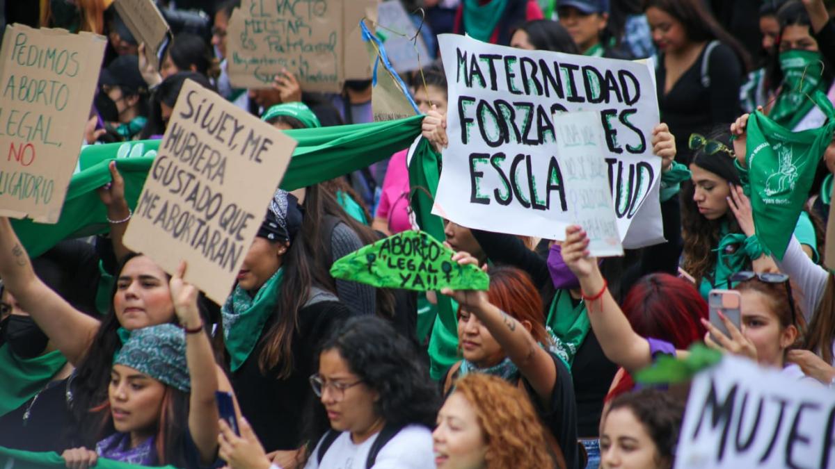 Con petardos intentan feministas quitar vallas en Palacio Nacional