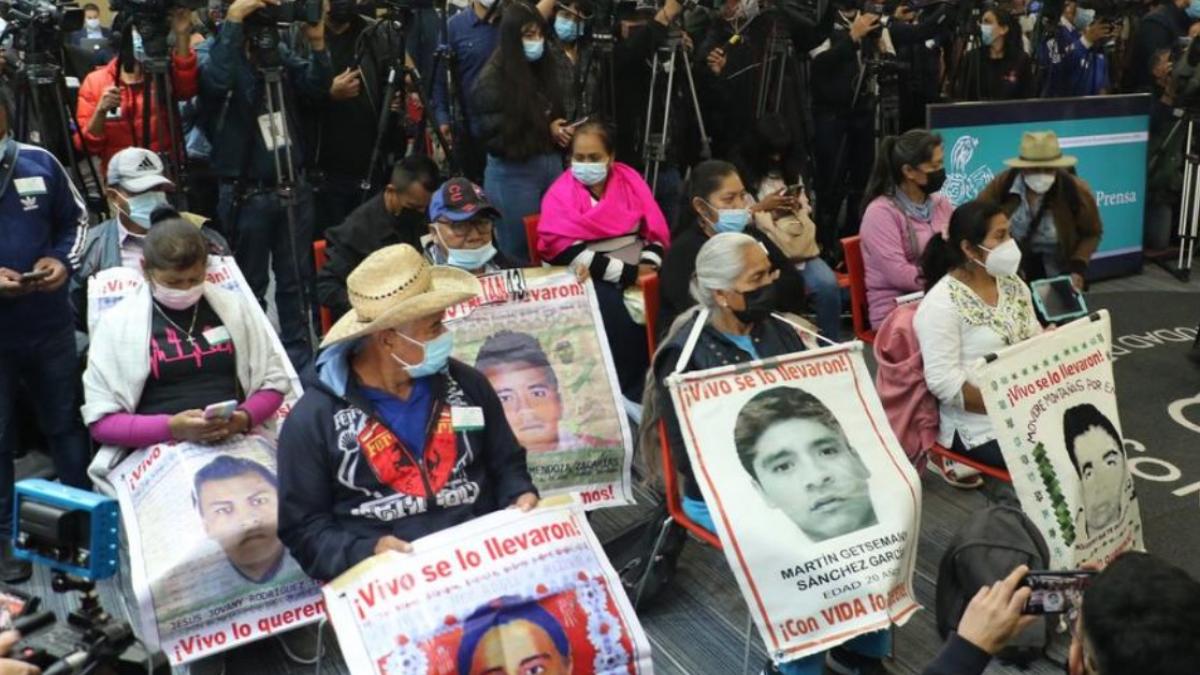 Caso Ayotzinapa. Detienen a 9 policías ligados con los hechos