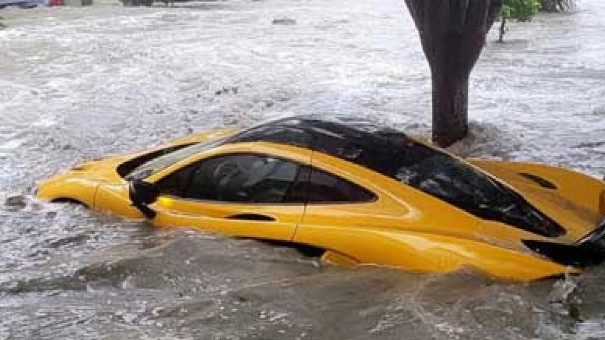 Huracán "Ian" arruina costoso McLaren P1 en Florida; agua lo arrastró hasta la calle (VIDEO)