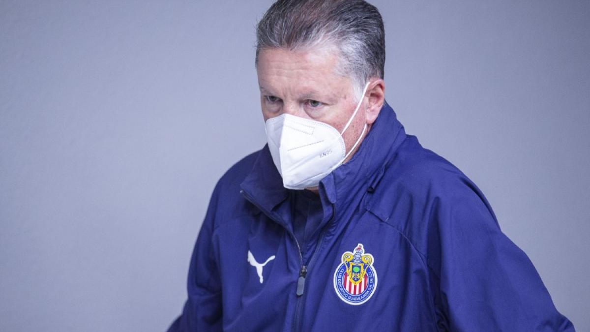 CHIVAS: Aficionado del Rebaño agrede a Ricardo Peláez en el aeropuerto (VIDEO)