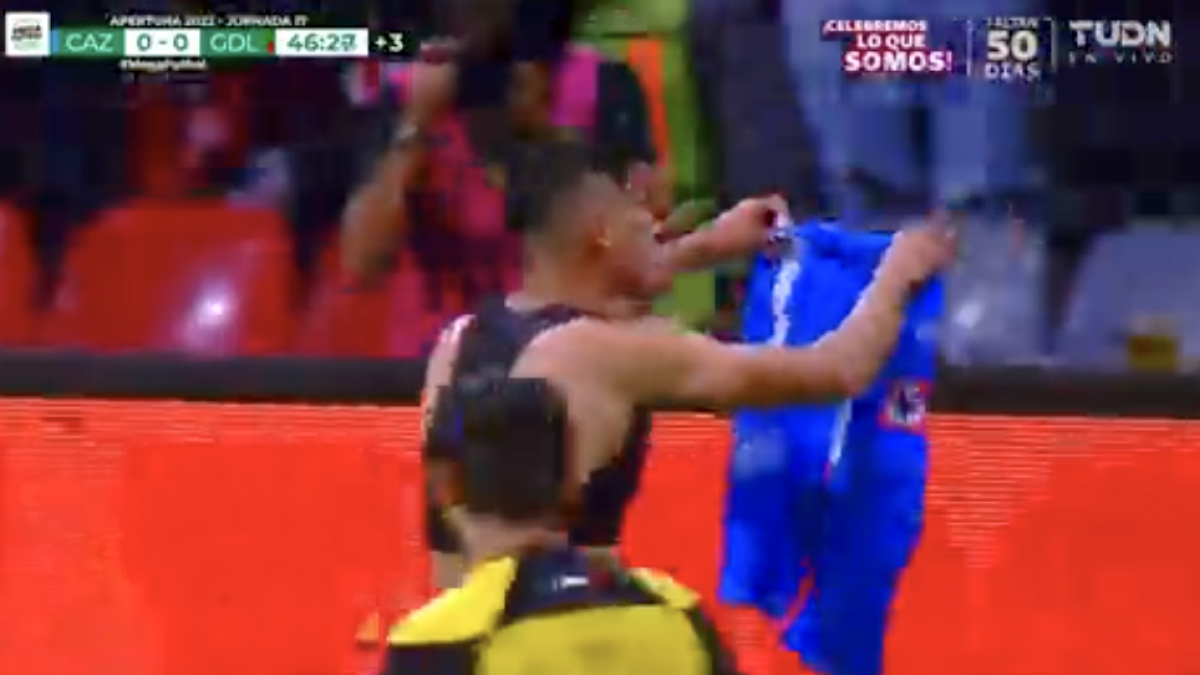 VIDEO: Uriel Antuna le enseña playera de Cruz Azul a afición de Chivas en el festejo de su gol