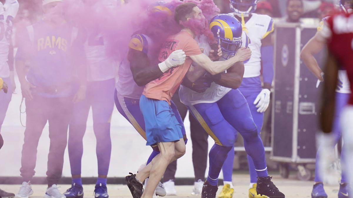 Rams vs 49ers: Fan invade el partido del Monday Night para revelar el género de su bebé y es tackleado brutalmente (VIDEO)