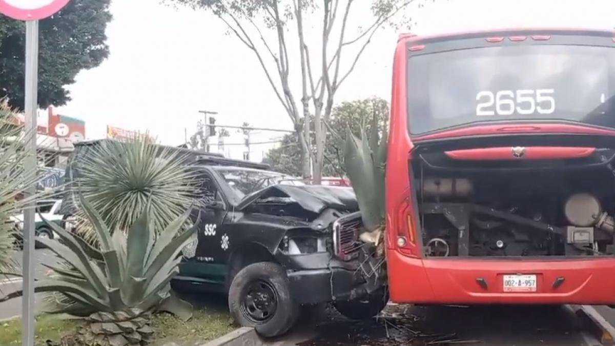 Choque entre Metrobús, patrulla y auto particular deja 3 lesionados en Coyoacán