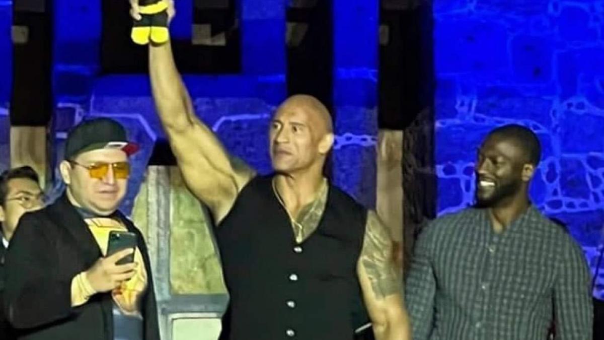 Dwayne "La Roca" Johnson recibe su peluche del Dr. Simi vestido de Black Adam