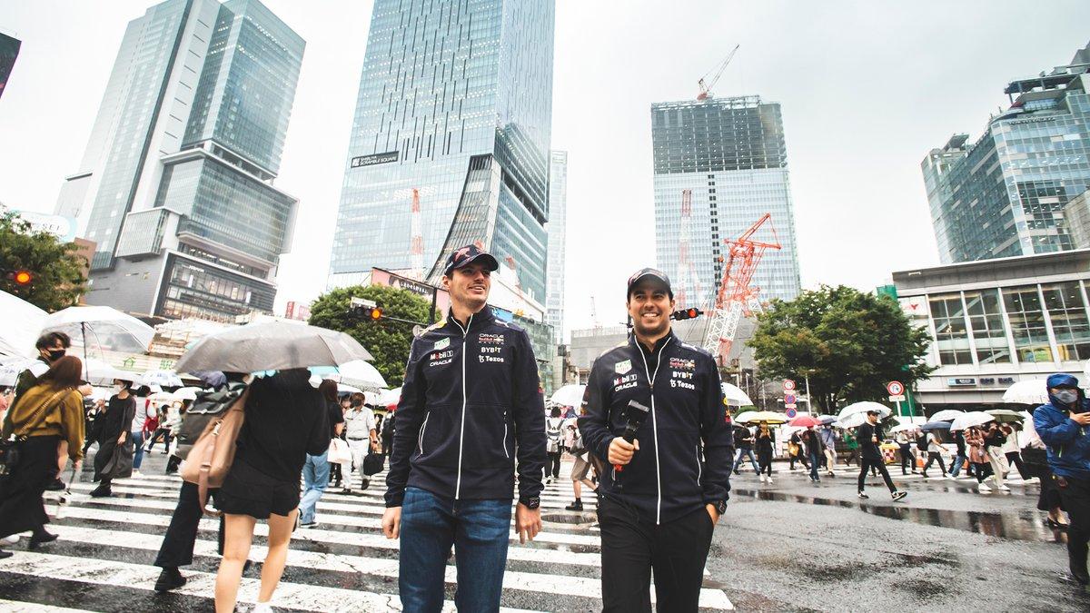 F1: Checo Pérez y Max Verstappen muestran su talento para el futbol en Japón (VIDEO)