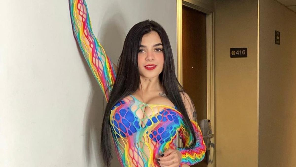 Karely Ruiz debuta como modelo y se tropieza en la pasarela (VIDEO)