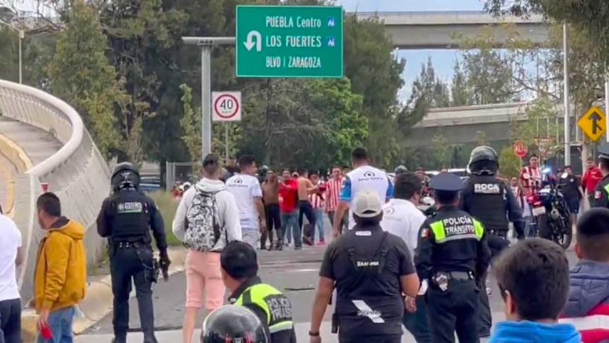 VIDEO: Aficionados de Puebla y Chivas se enfrascan en brutal batalla campal a las afueras del estadio