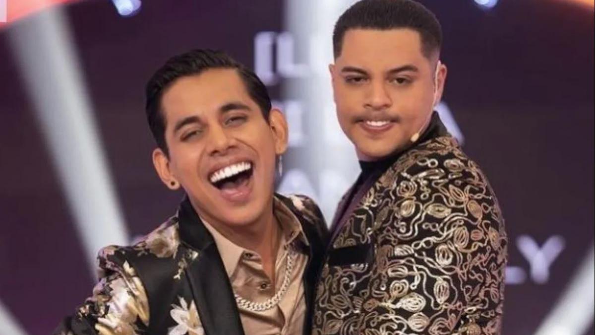 Eduin Caz le rompe el pantalón a Jhonny Caz en pleno concierto y así lo dejó (VIDEO)