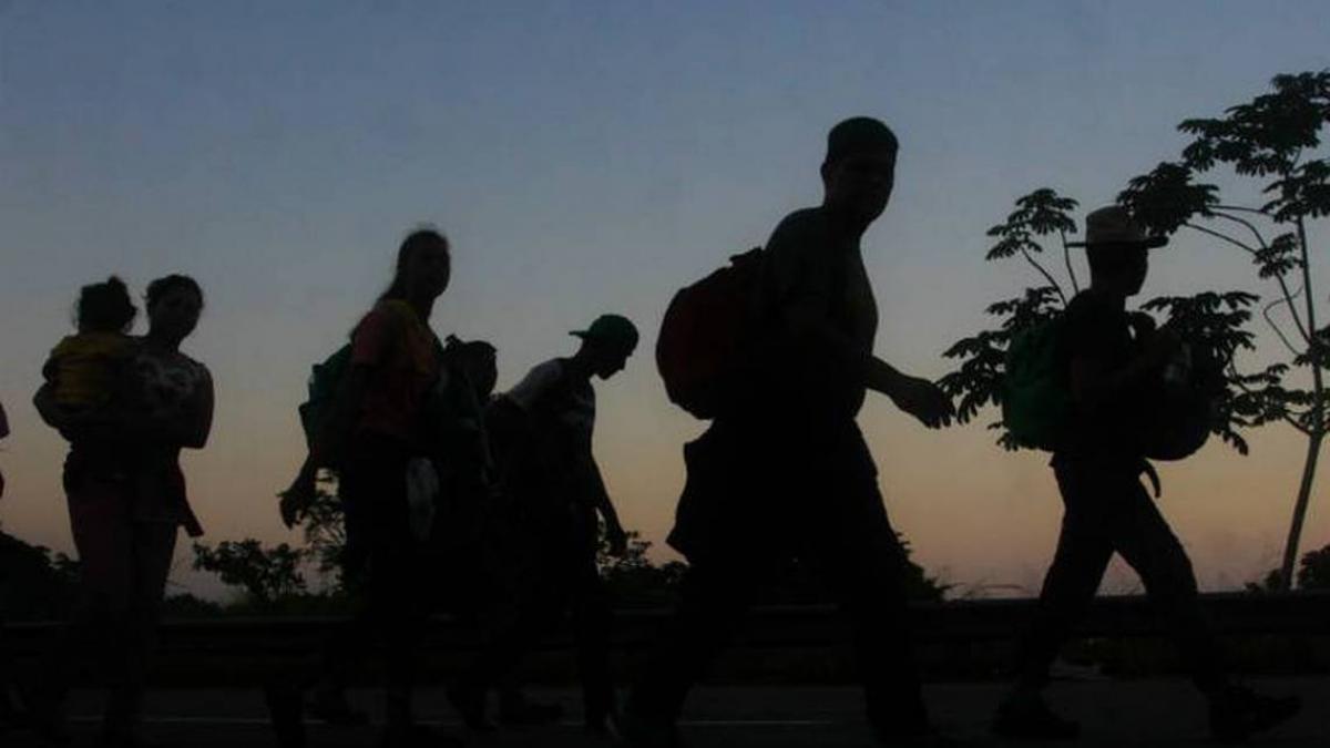 México advierte a migrantes venezolanos que no formen caravanas