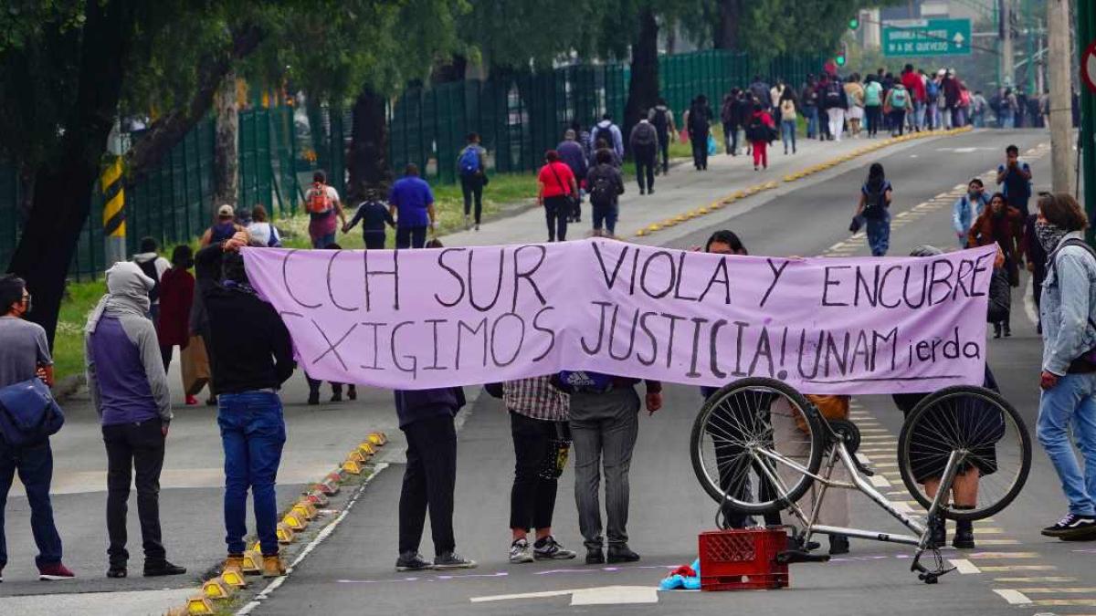 UNAM investiga presunta agresión sexual a alumna de CCH Sur; estudiantes protestan en apoyo a la joven