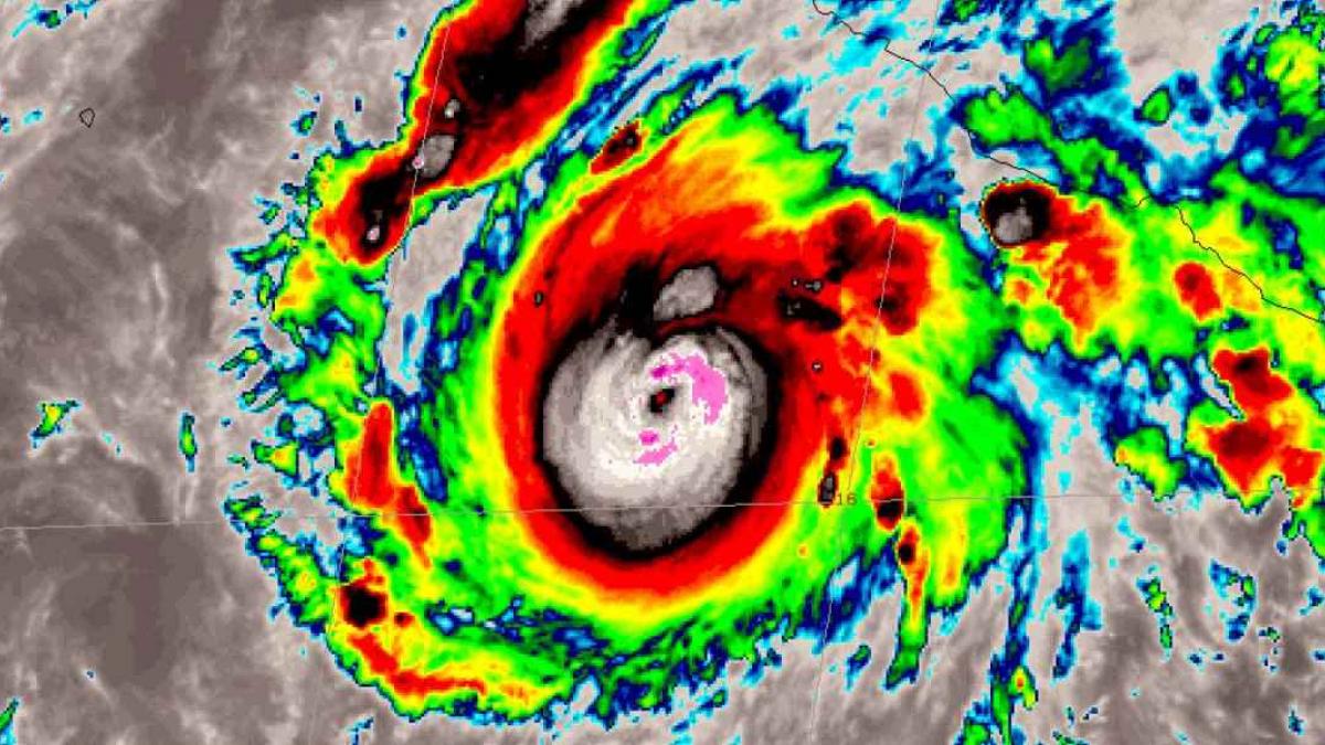 "Roslyn" toma fuerza; se convierte en huracán categoría 1