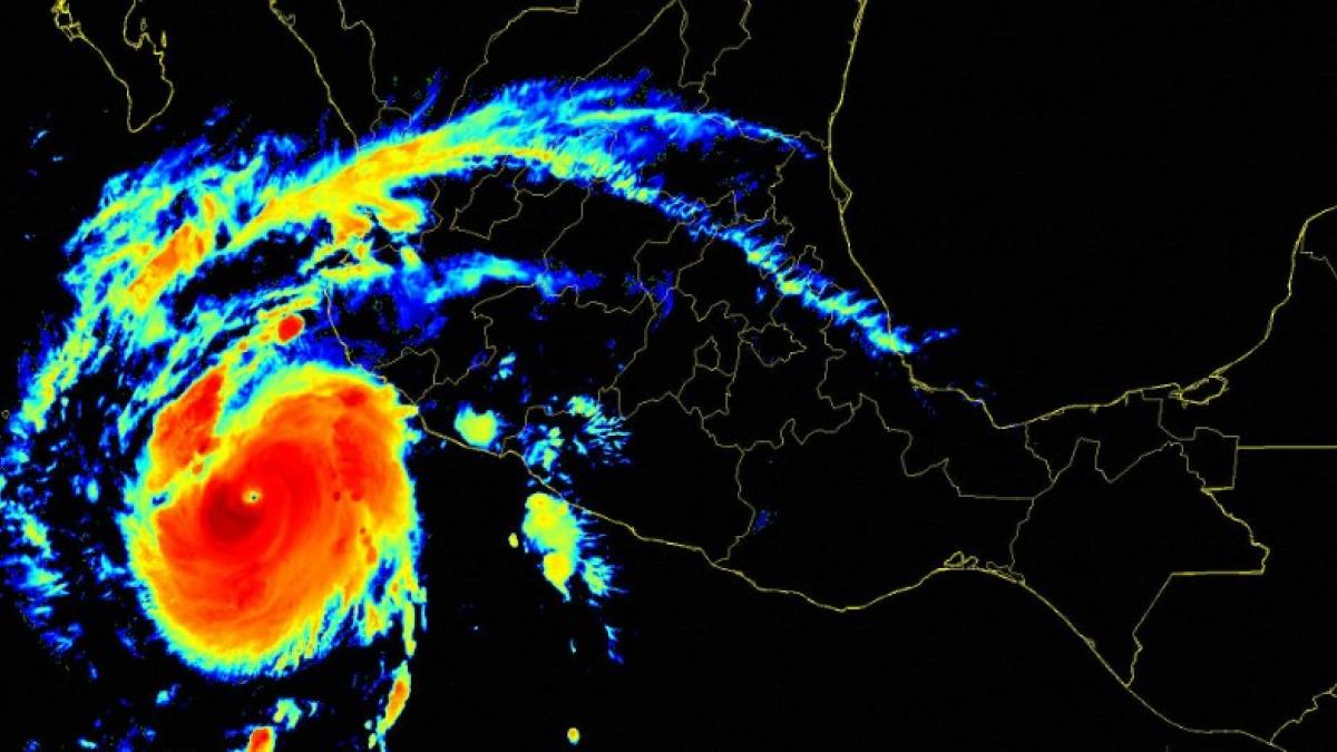 Alistan en Jalisco albergues por llegada de huracán "Roslyn" de categoría 4