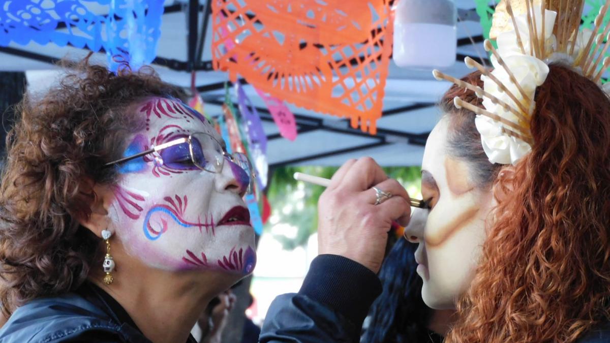 Mega Procesión de Catrinas en CDMX: se alistan catrinas con maquillaje y disfraces