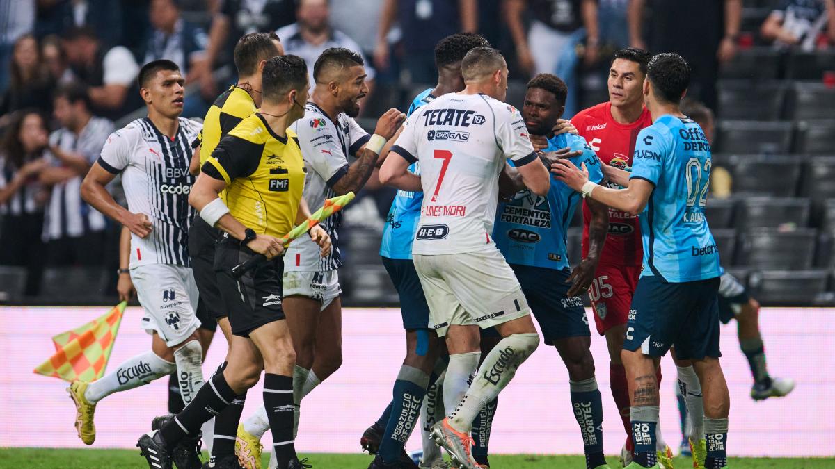 Monterrey vs Pachuca | VIDEO: Avilés Hurtado se burla de la afición y de sus excompañeros y es brutalmente agredido