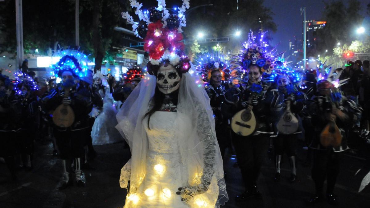 Mega Procesión de Catrinas concluye en calles del Centro Histórico