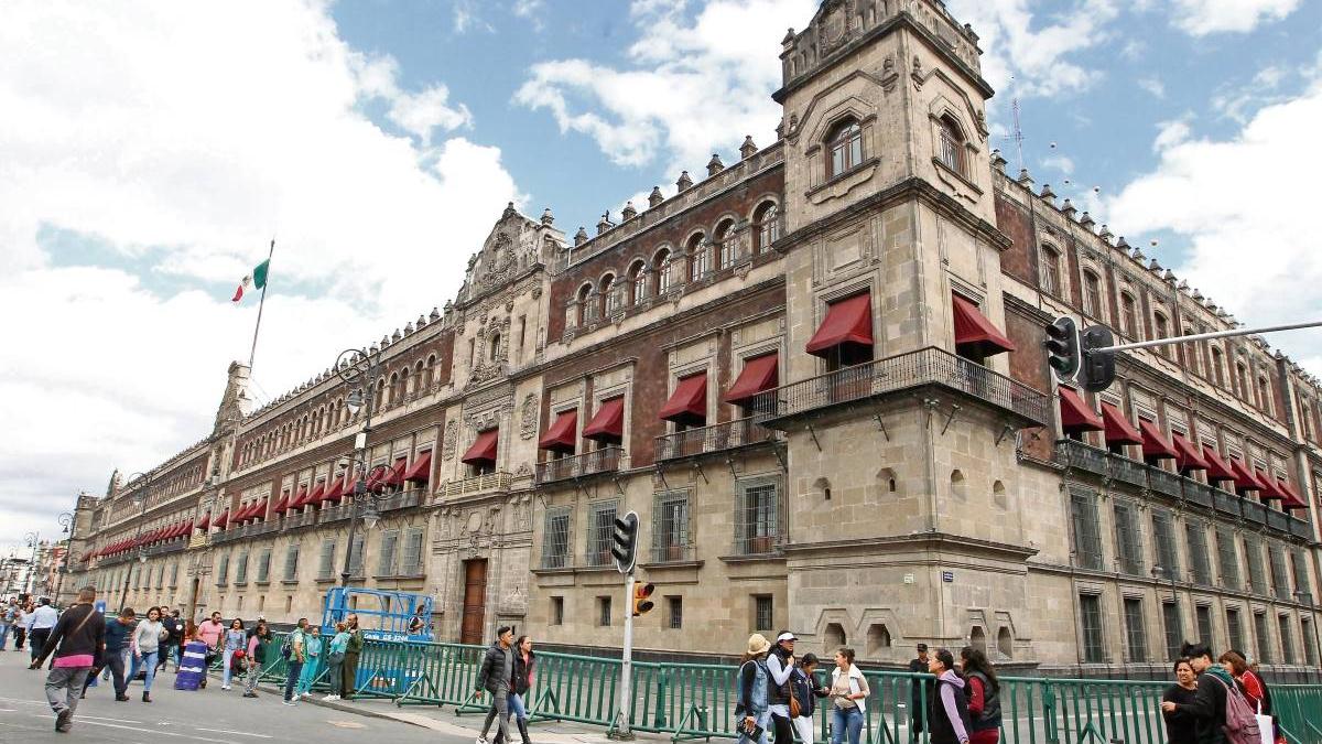 Padres de normalistas se reúnen en Palacio Nacional con el Presidente