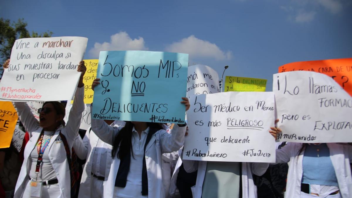 "Somos médicos, no rateros": Internos vuelven a protestar por denuncias del ISSSTE contra compañero