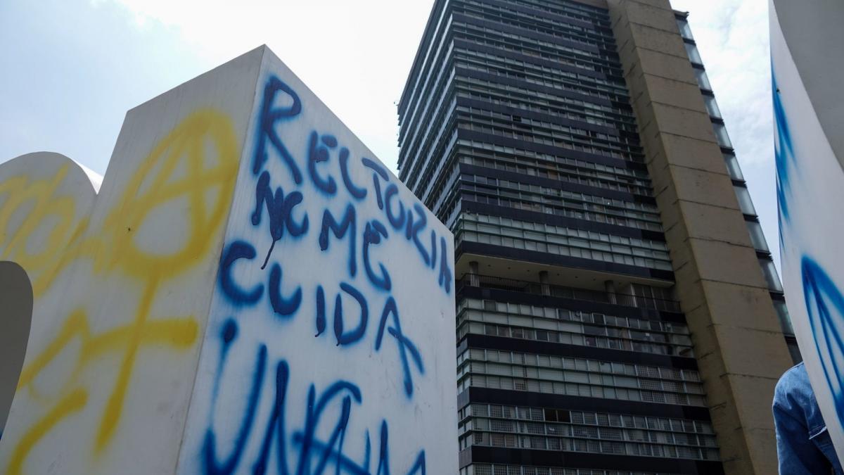 Estudiantes de CCH Sur protestan en CU; acusan agresión sexual contra compañera