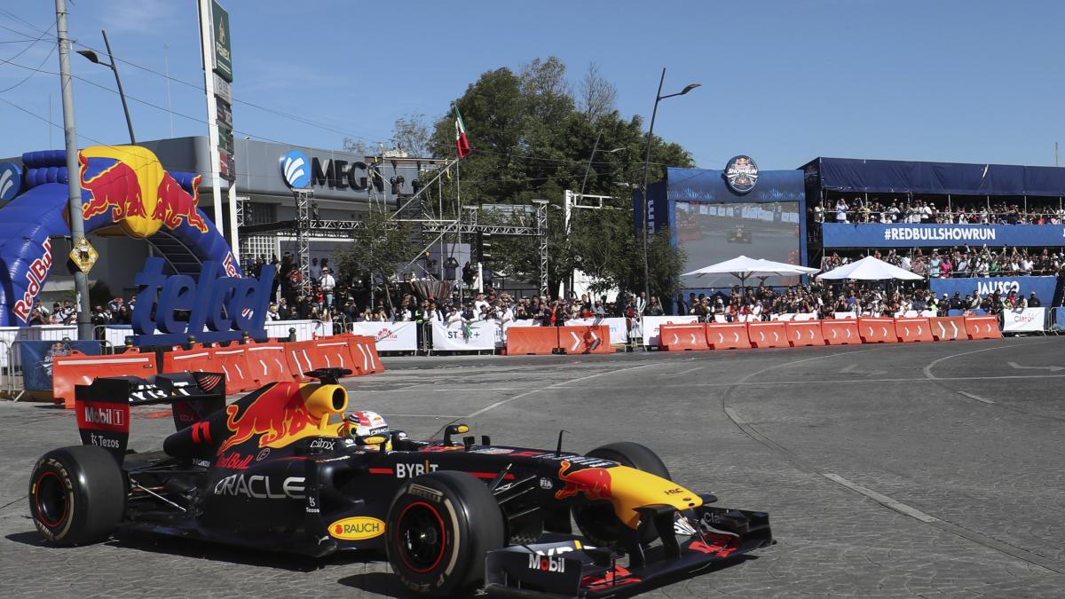 Red Bull Show Run 2022: Checo Pérez se luce en Guadalajara con su monoplaza (VIDEO)