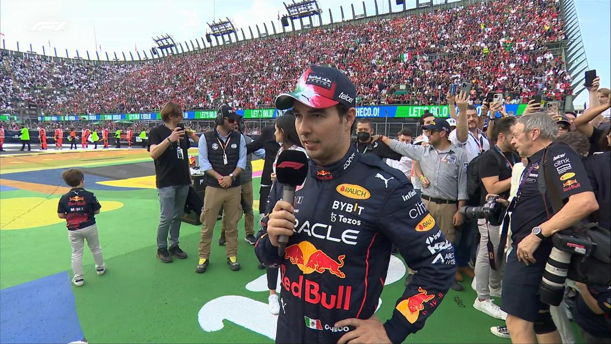 F1: ¡Grande Checo Pérez! Captan al piloto de Red Bull comiendo en puesto callejero de Guadalajara (FOTO)