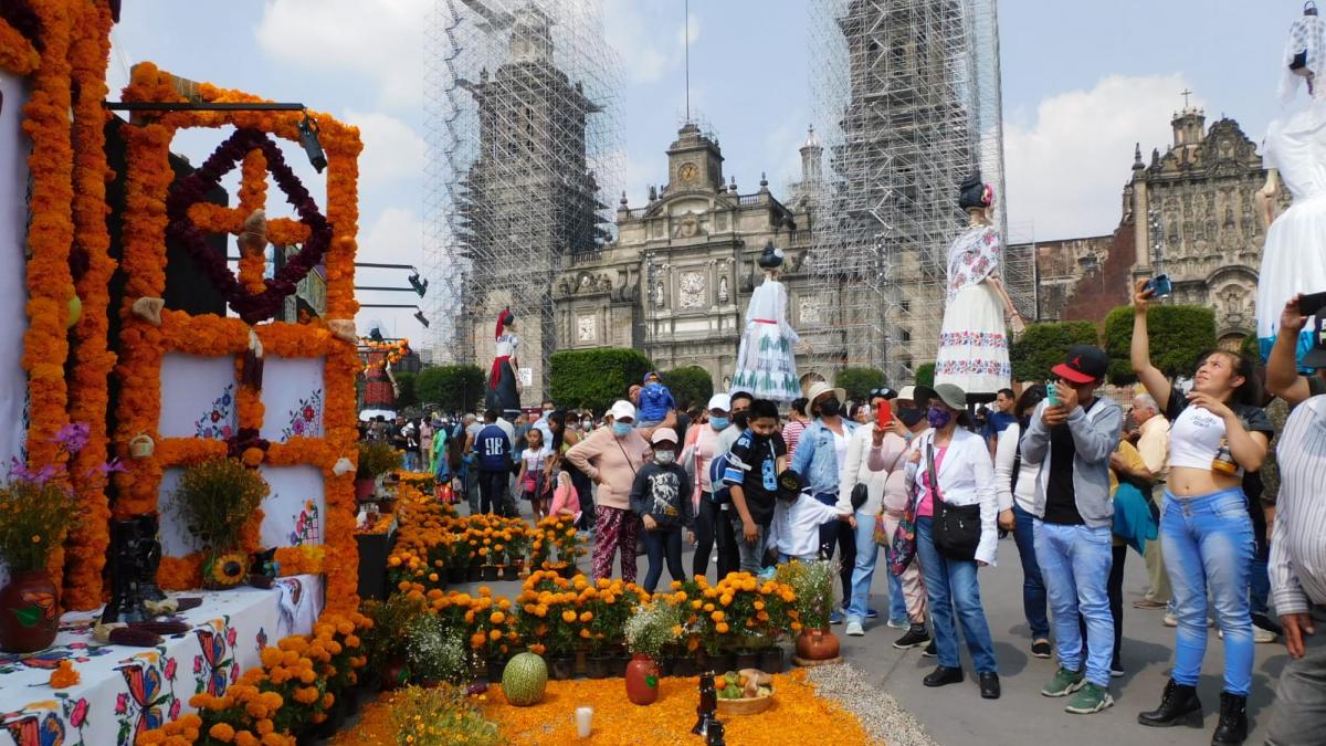 Capitalinos disfrutan Ofrenda Monumental en el Zócalo de la CDMX (FOTOS)