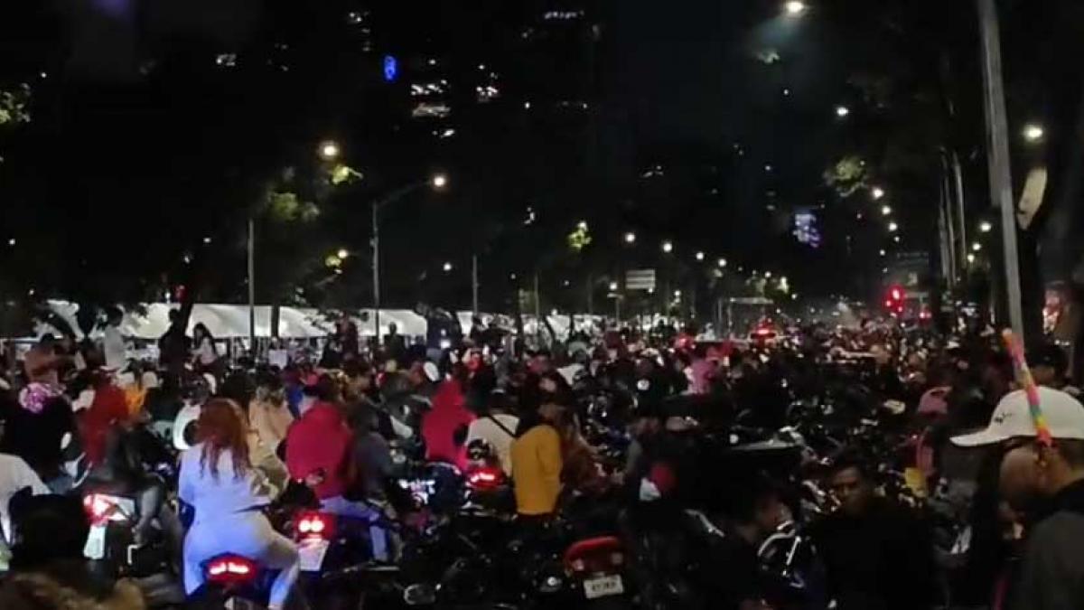 Rodada de motociclistas genera problemas viales esta noche en Paseo de la Reforma