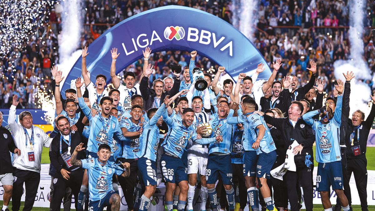 Pachuca levanta séptimo trofeo de liga con goleada sobre el Toluca, en casa