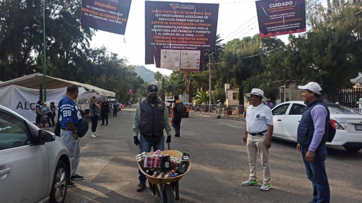 Machetes, cuchillos, bebidas alcohólicas, objetos que han decomisado en panteones de Iztapalapa