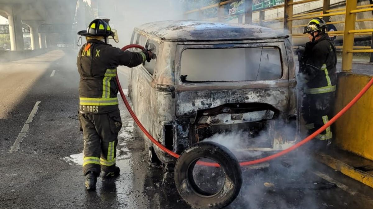 Se incendia combi en Periférico y queda completamente calcinada; no hay heridos