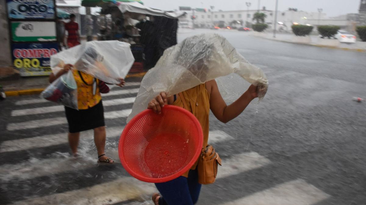 "Lisa" provoca fuertes lluvias al estar frente a Veracruz