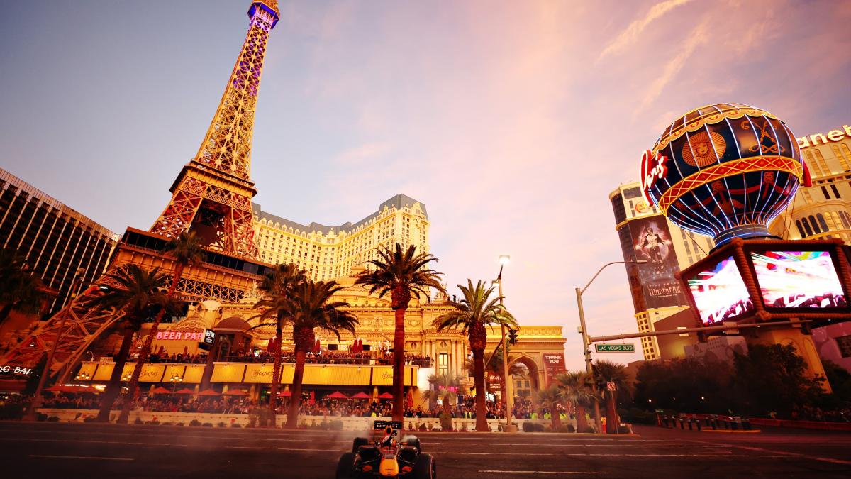 F1 | VIDEO: ¡De Locos! El Gran Circo llega a Las Vegas con un monoplaza cruzando un hotel