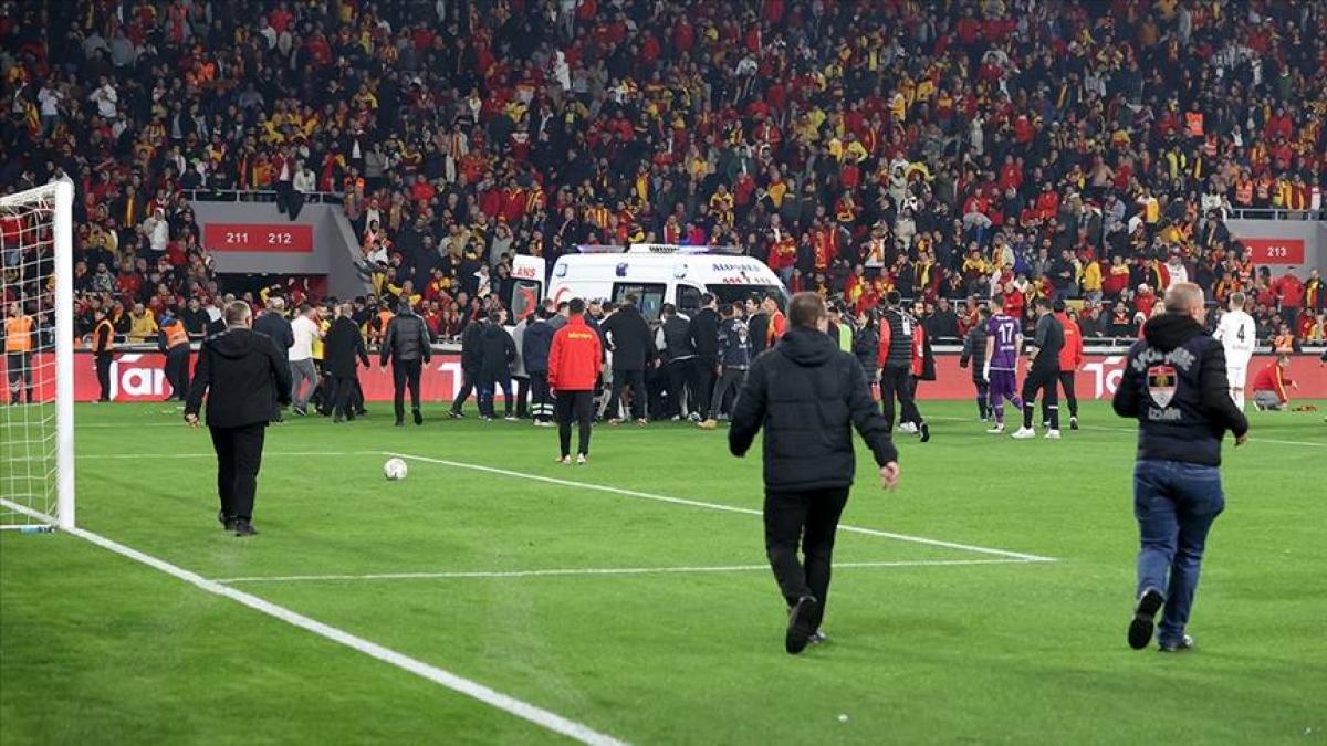 Turquía: Portero es atacado con un poste por hincha en batalla campal que se generó en el balompié del país euroasiático (VIDEO)