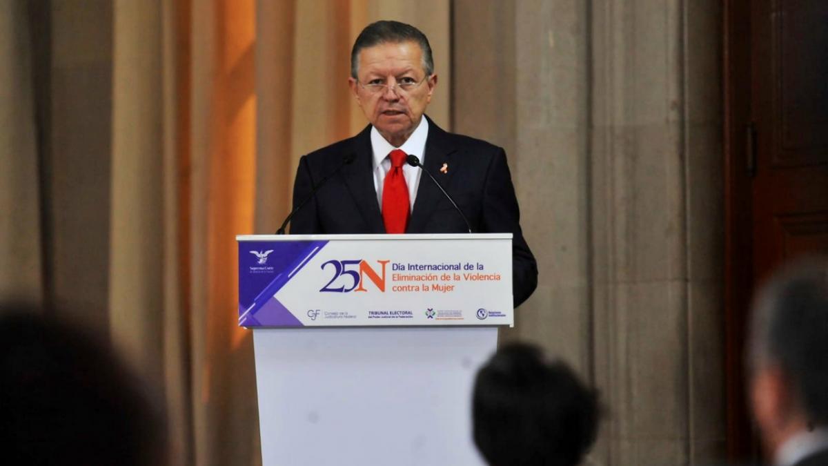 Arturo Zaldívar presenta a AMLO renuncia como ministro de la SCJN