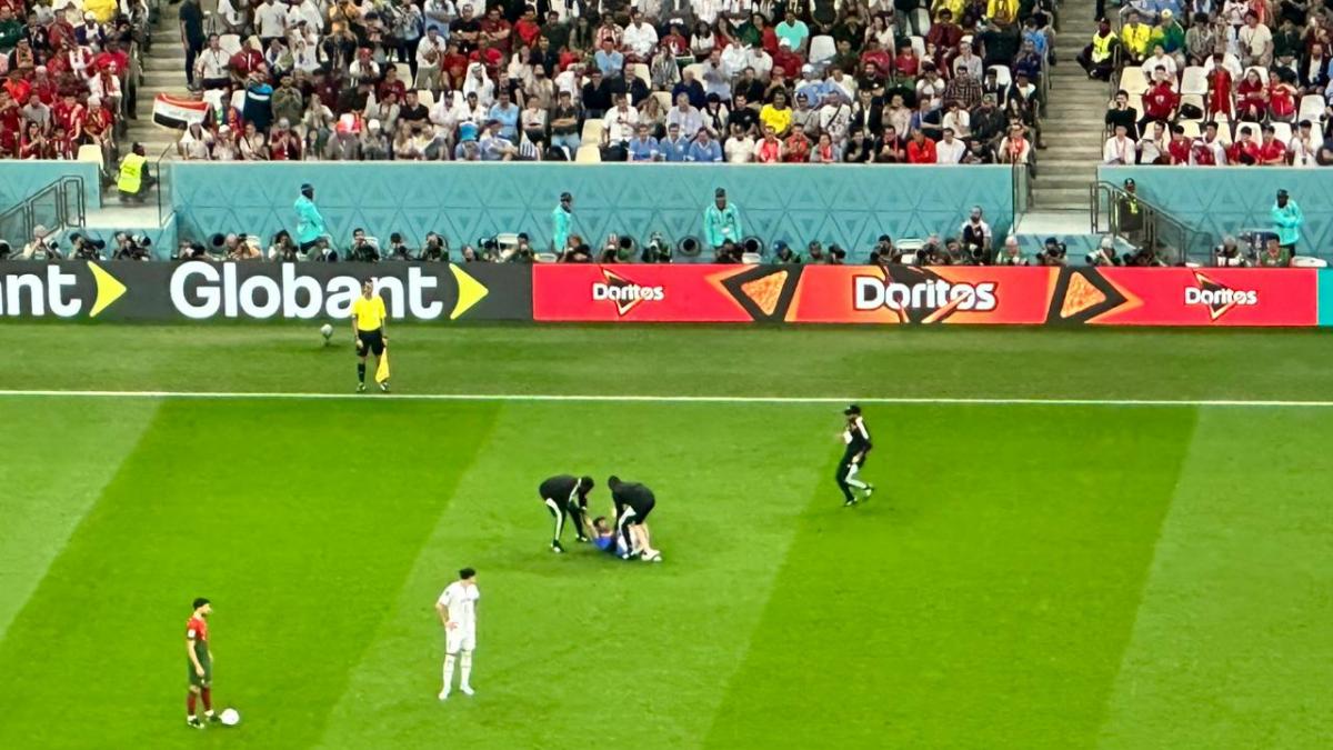 Copa del Mundo Qatar 2022: ¡Increíble! El Portugal-Uruguay sufre la primera invasión a la cancha del Mundial (VIDEO)