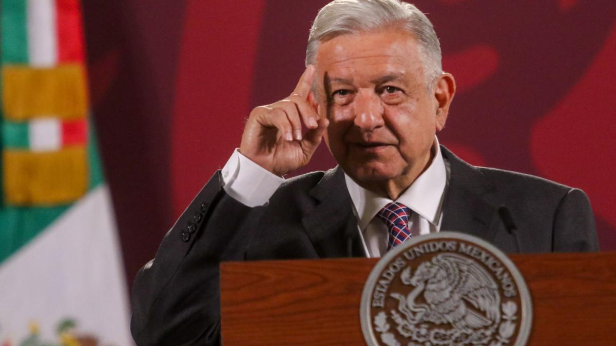 ¡'No oigo'! AMLO guarda silencio sobre caso de jóvenes desaparecidos en Lagos de Moreno