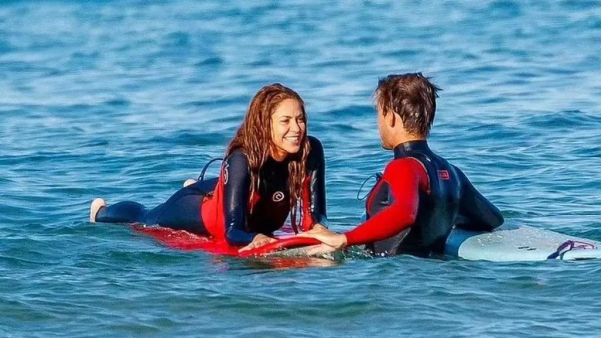 Shakira revela si su maestro de surf es o no su nuevo romance