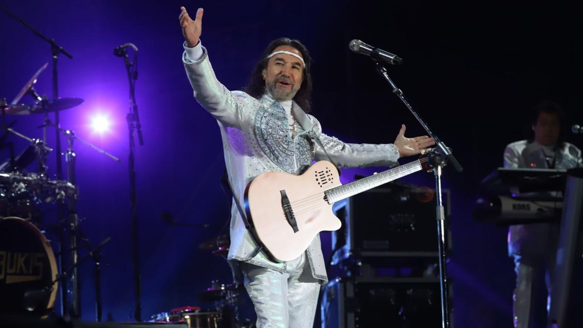 Los Bukis llenan el Estadio Azteca con su épico y romántico concierto