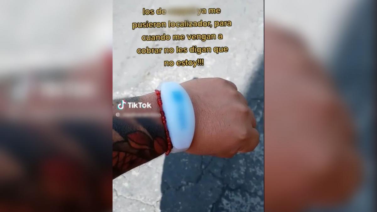 Hombre muestra supuesto brazalete localizador por ser deudor de una tienda departamental