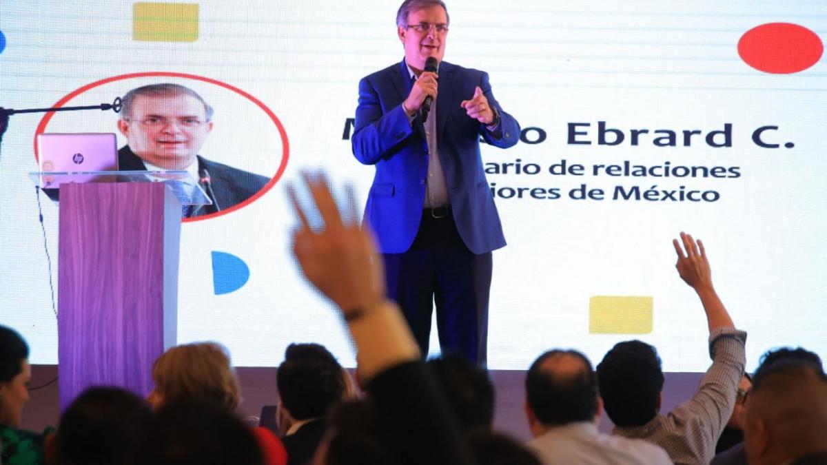 Simpatizantes de Ebrard le entran a promoción de su "corcholata" tras espectaculares de Sheinbaum