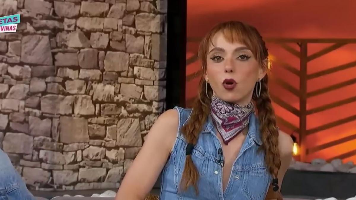 Se le abre todo el vestido a Natalia Téllez en pleno programa: "Se le vieron los chacras" (VIDEO)